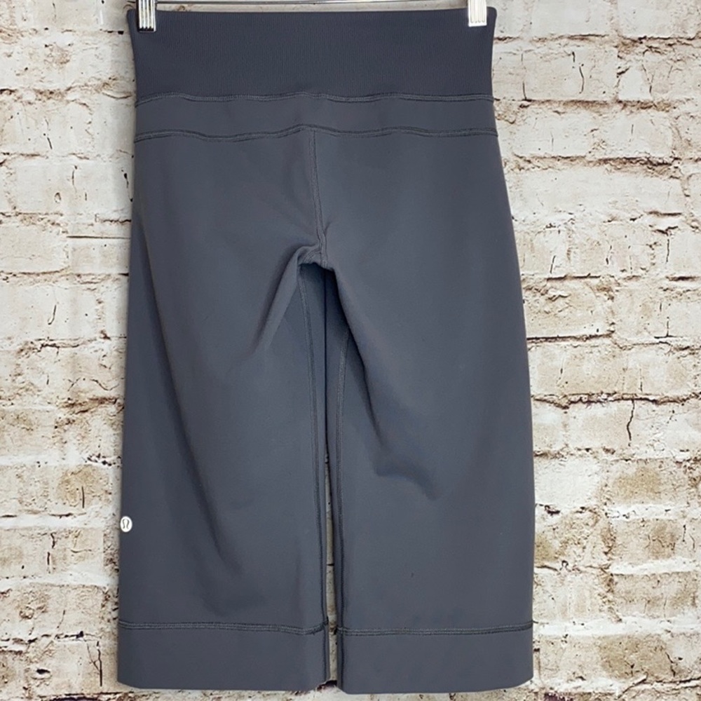 LULULEMON CLAM DIGGER II GREY SOOT LIGHT SIZE 2